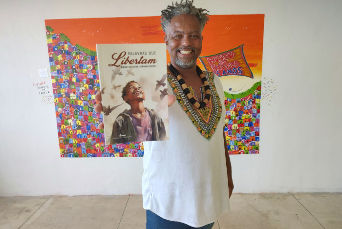 Binho Cultura idealizou o livro 'Palavras que Libertam'