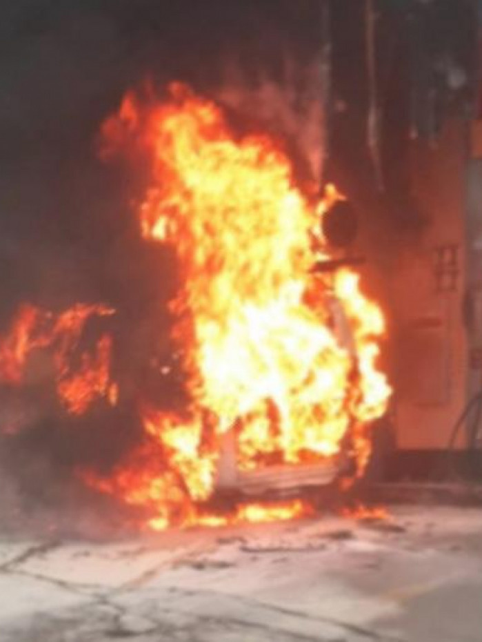 O veículo em chamas no posto