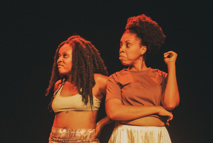 Da esquerda para a direita, em cena as atrizes Luellem de Castro e Priscila Araújo durante no ensaio geral na Cidade das Artes