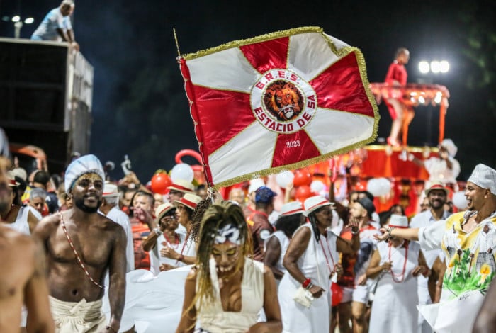 Samba ajuda Estácio a atingir alto rendimento do canto em ensaio técnico
