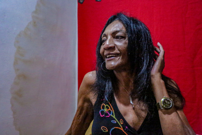 Beatriz Taxa, conhecida como Bia, uma mulher trans de 67 anos, moradora do Parque União, carrega consigo uma jornada de vida que se tornou símbolo de resiliência e esperança para pessoas trans na terceira idade