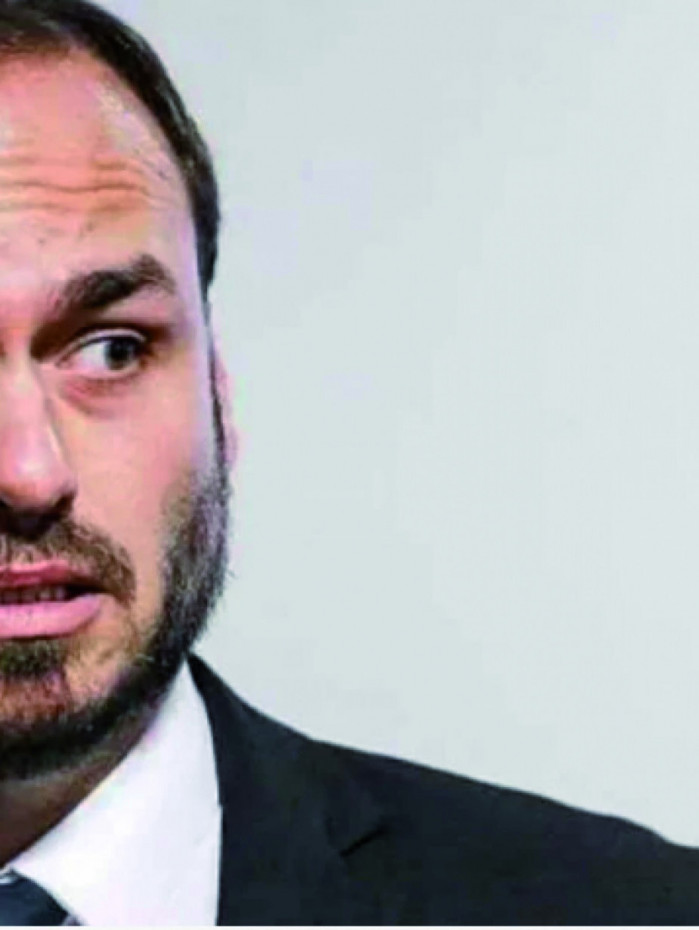 Mensagens do zap mostram assessora de Carlos Bolsonaro pedindo ajuda para assessora da Abin