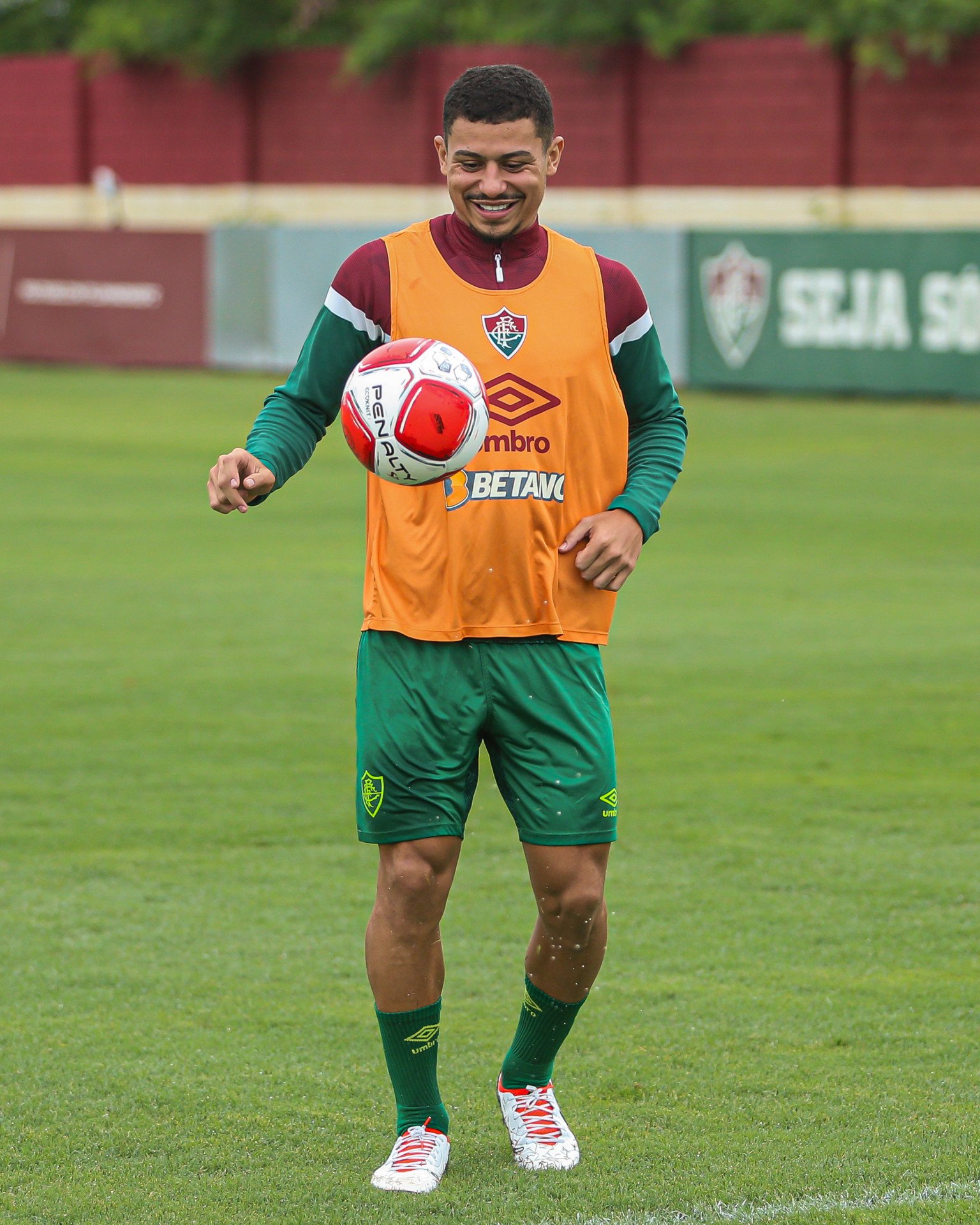 André
.
IMPORTANTE: Imágen para uso solamente institucional y distribuición. El
uso comercial es prohibido por su autor y por el Fluminense FootballClub.
És mandatório mencionar el nombre del autor ao usar el imágen.