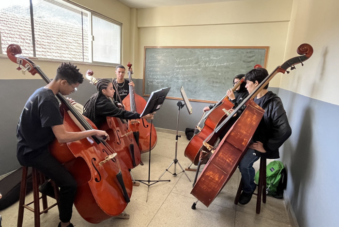 As aulas englobam diferentes instrumentos musicais e acontecem semanalmente nas unidades da ASMB