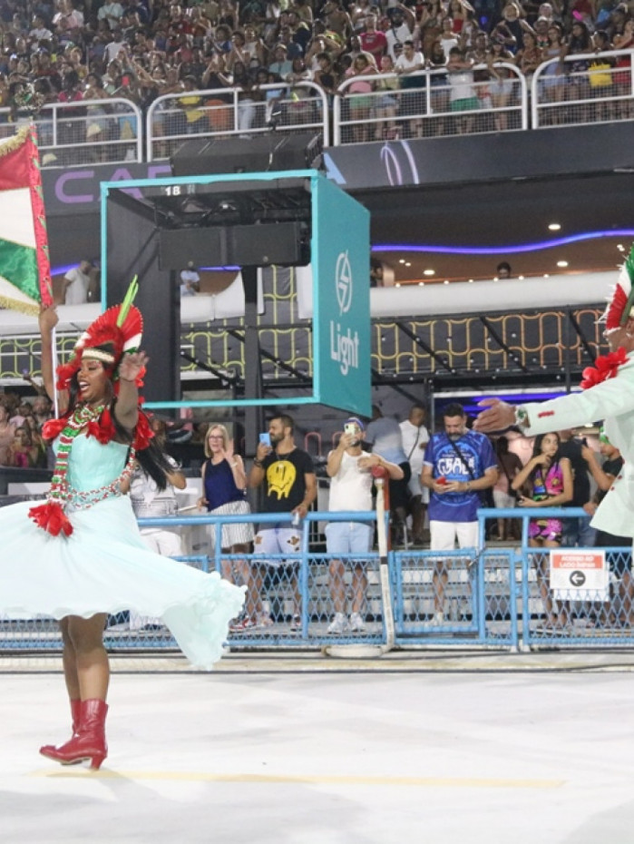 Ensaio da Grande Rio mostra excelência nos quesitos, com forte canto da comunidade e casal bastante inspirado
