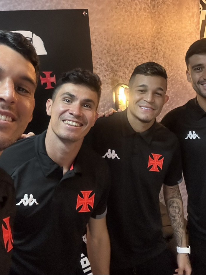 Uma selfie dos novos reforços do Vasco conhecendo São Januário antes da apresentação oficial