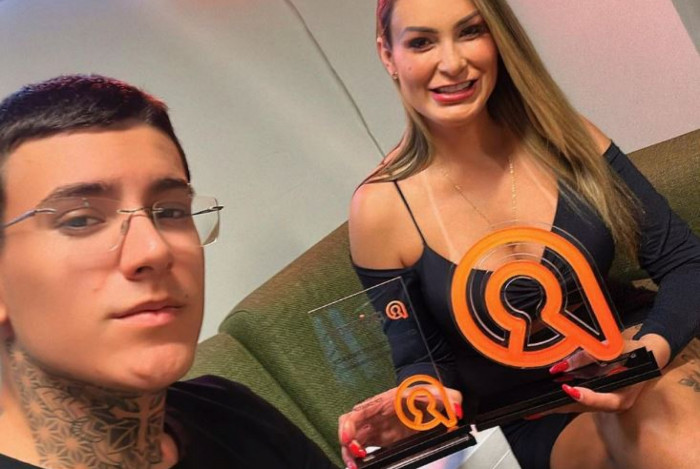 Andressa e Arthur Urach posam para foto 