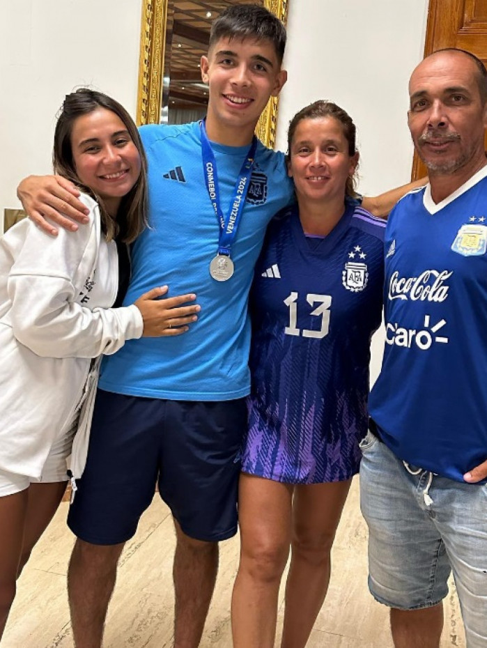 Sforza posa com a medalha de prata do Pré-Olímpico
