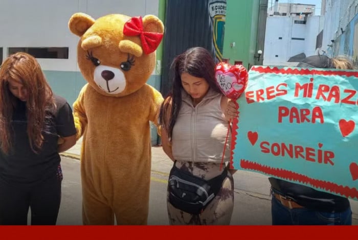 Policiais vestidos de urso capturam traficantes de drogas no Peru.