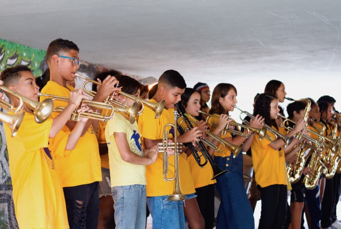 Os alunos participam de festivais internacionais de música, como o Bourbon Street Festival, em Paraty
