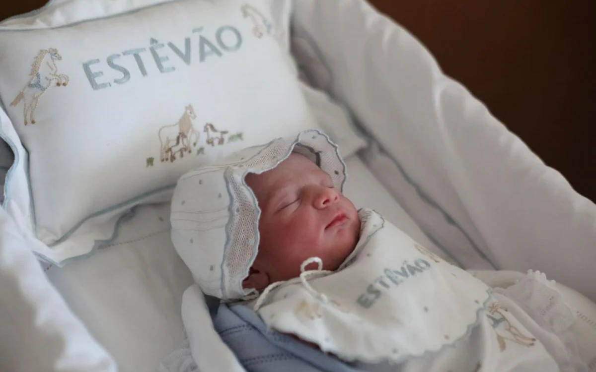 Juliano Cazarr&eacute; anuncia o nascimento do 6.&ordm; filho, Estev&atilde;o, e mostra foto