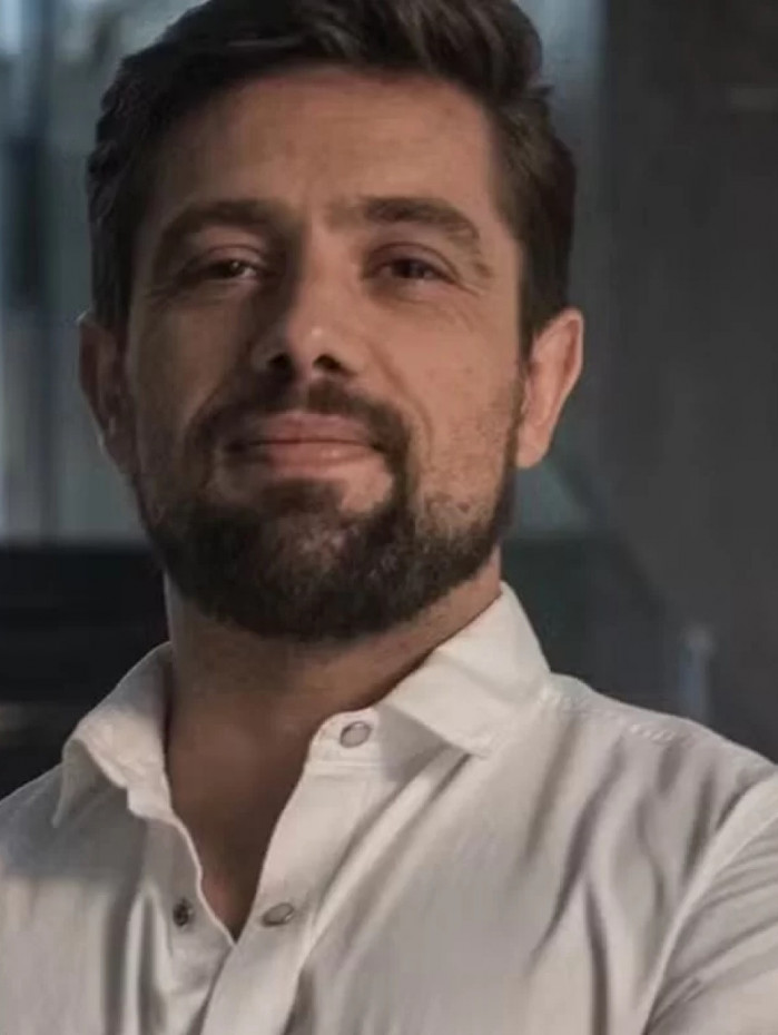 Ator Rafael Cardoso teria dado soco no gerente de um bar na Barra