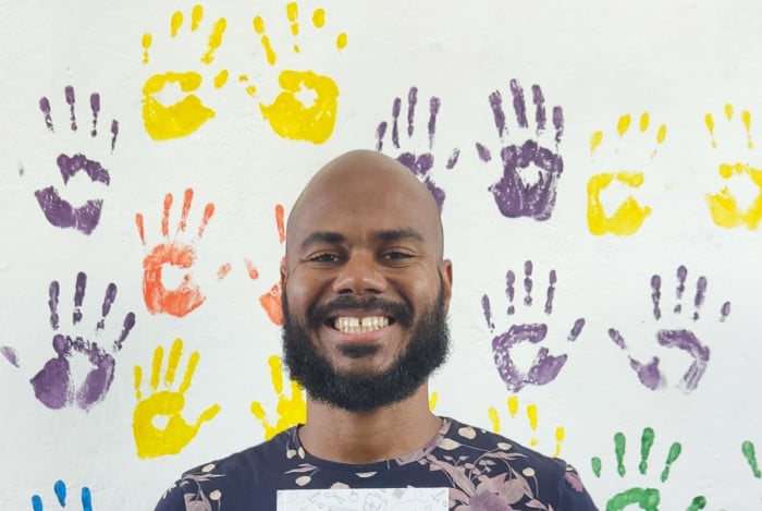 Moisés Machado, de 30 anos, lança o livro "Movimento Sextou"