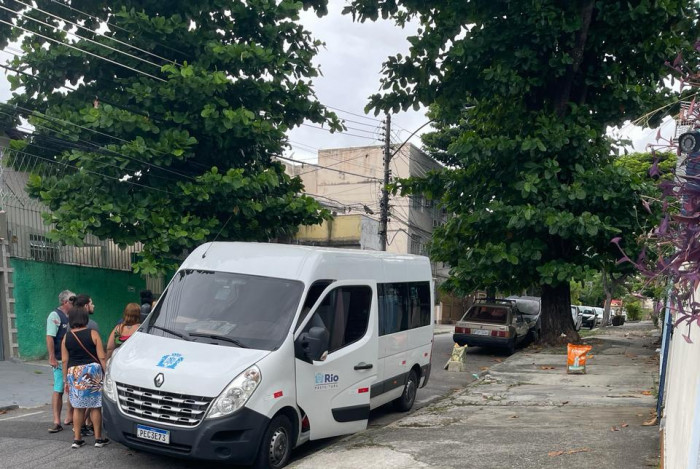 Van da Prefeitura em frente a um abrigo no Méier
