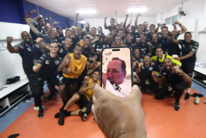 John Textor e jogadores do Botafogo celebram classificação na Libertadores. 