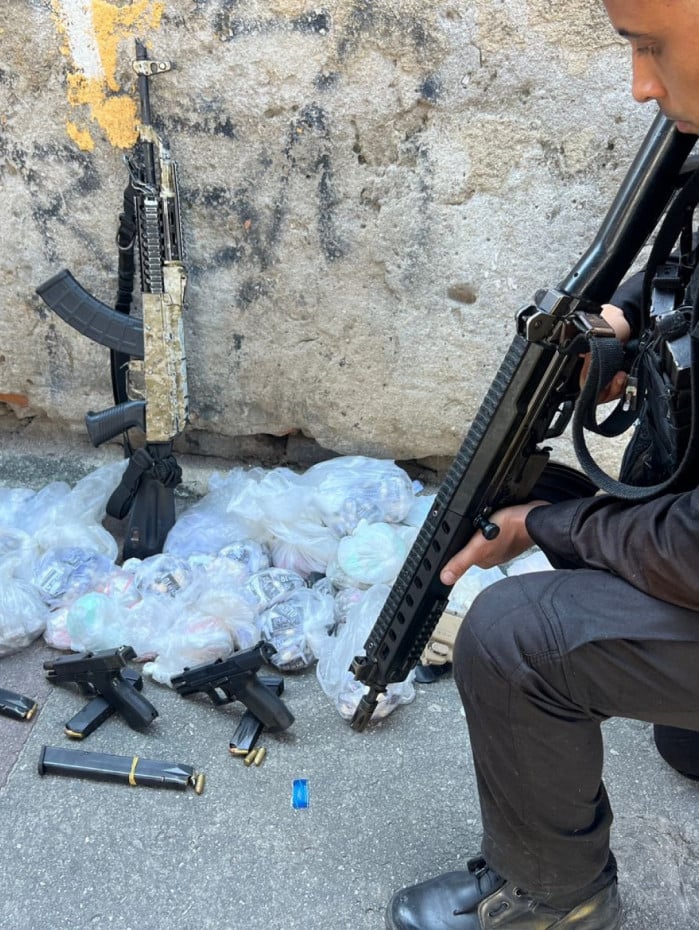 Policiais da CPP apreenderam fuzil AK-47, pistolas, rádio transmissor e droga a rodo no Morro São João 