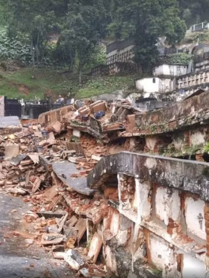 Devido às fortes chuvas que atingem o município desde de a sexta-feira (22/03), o setor 9 do Cemitério Municipal do Centro ?colapsou?, atingindo gavetas de sepultamento 
