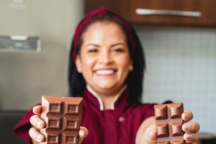 Adriana Soares, de São Gonçalo, além da produção artesanal, também se dedica ao ensino da profissão