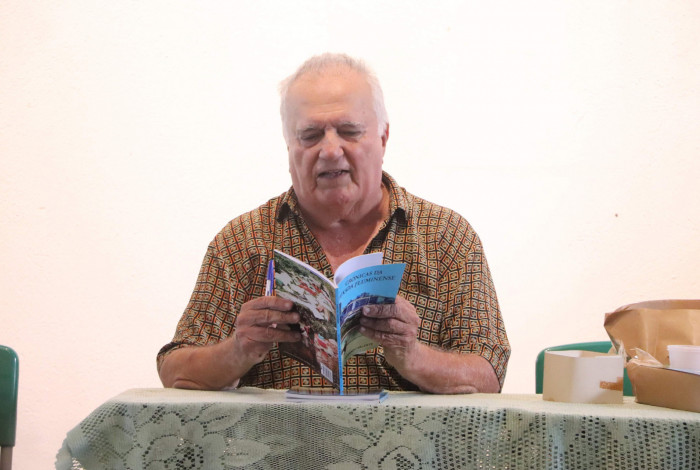  Armando Valente, de 80 anos, lança o livro "Crônicas da Baixada Fluminense" inspirado nas histórias, arte e cultura do território