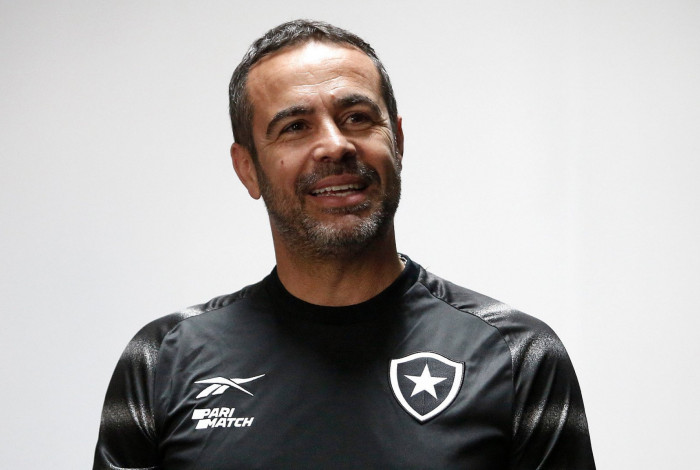 Artur Jorge assinou contrato válido até o final do ano que vem com o Glorioso