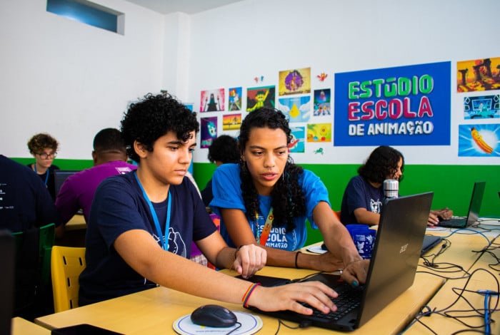 Millena e colega de turma na Escola Est&uacute;dio de Anima&ccedil;&atilde;o