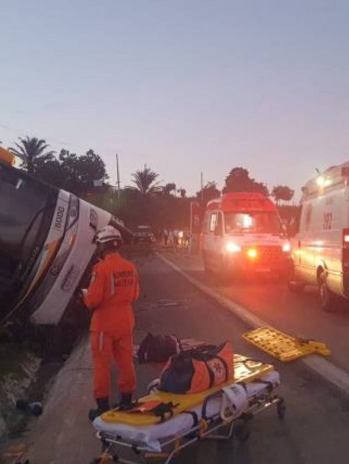 Acidente com ônibus turístico do Rio deixa nove mortos e 23 feridos na Bahia