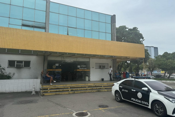 Familiares de vítima de ataque a tiros em festa de Bento Ribeiro estiveram no IML para reconhecimento de corpo 