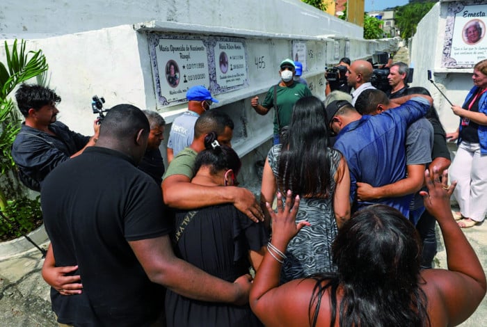 O corpo seguiu em cortejo at&eacute; a gaveta onde foi sepultado e familiares chegaram a passar mal 