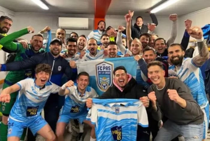 Hadson Nery, de bon&eacute;, &agrave; esquerda, &eacute; o treinador do Pas de la Casa, de Andorra