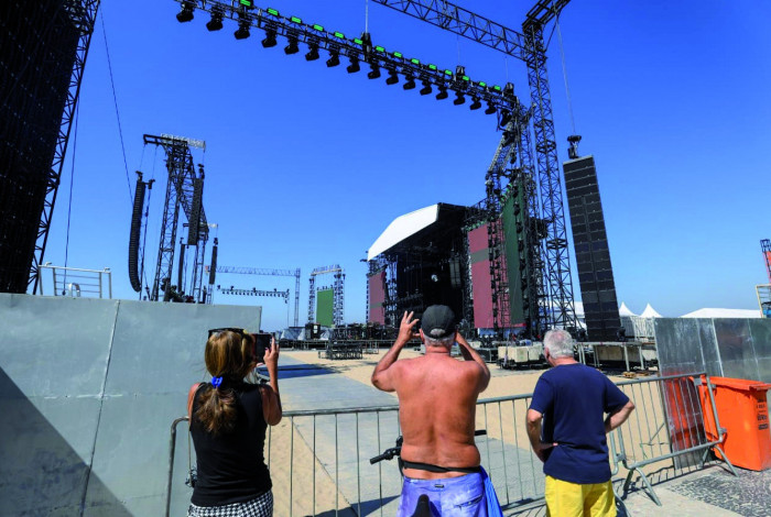 Fãs e curiosos se aproximam da montagem do palco para ter um aperitivo do que será o show de Madonna no sábado, em Copacabana