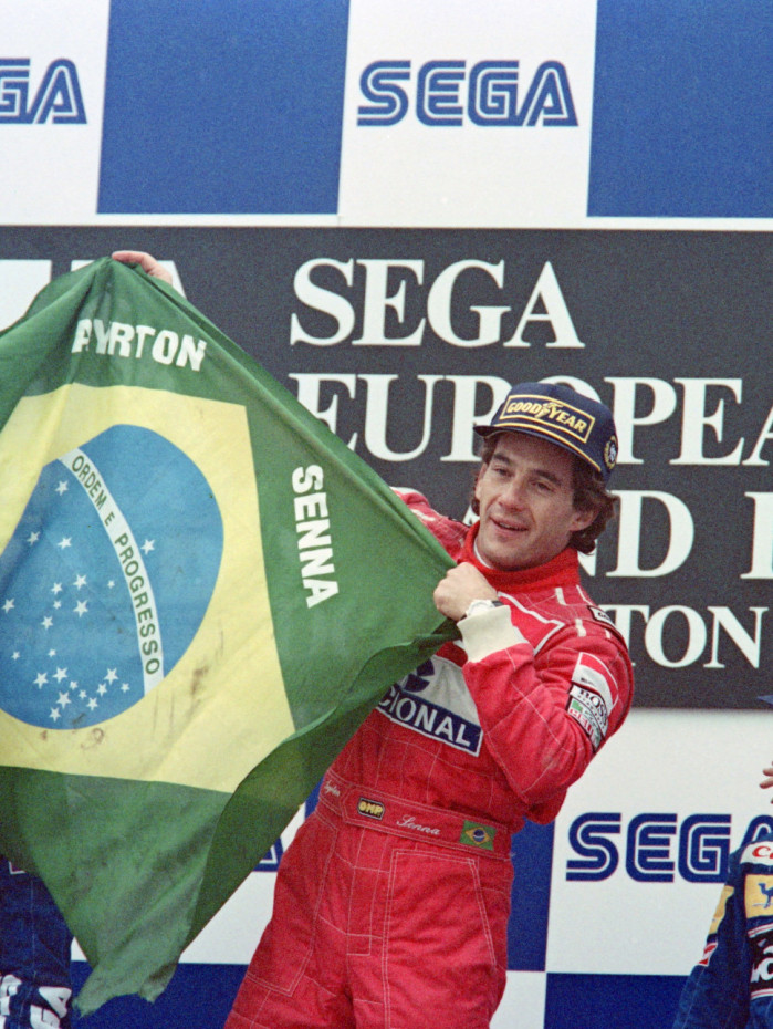 Ayrton Senna sempre fez quest&atilde;o de levantar a bandeira do Brasil ap&oacute;s uma vit&oacute;ria na F&oacute;rmula 1