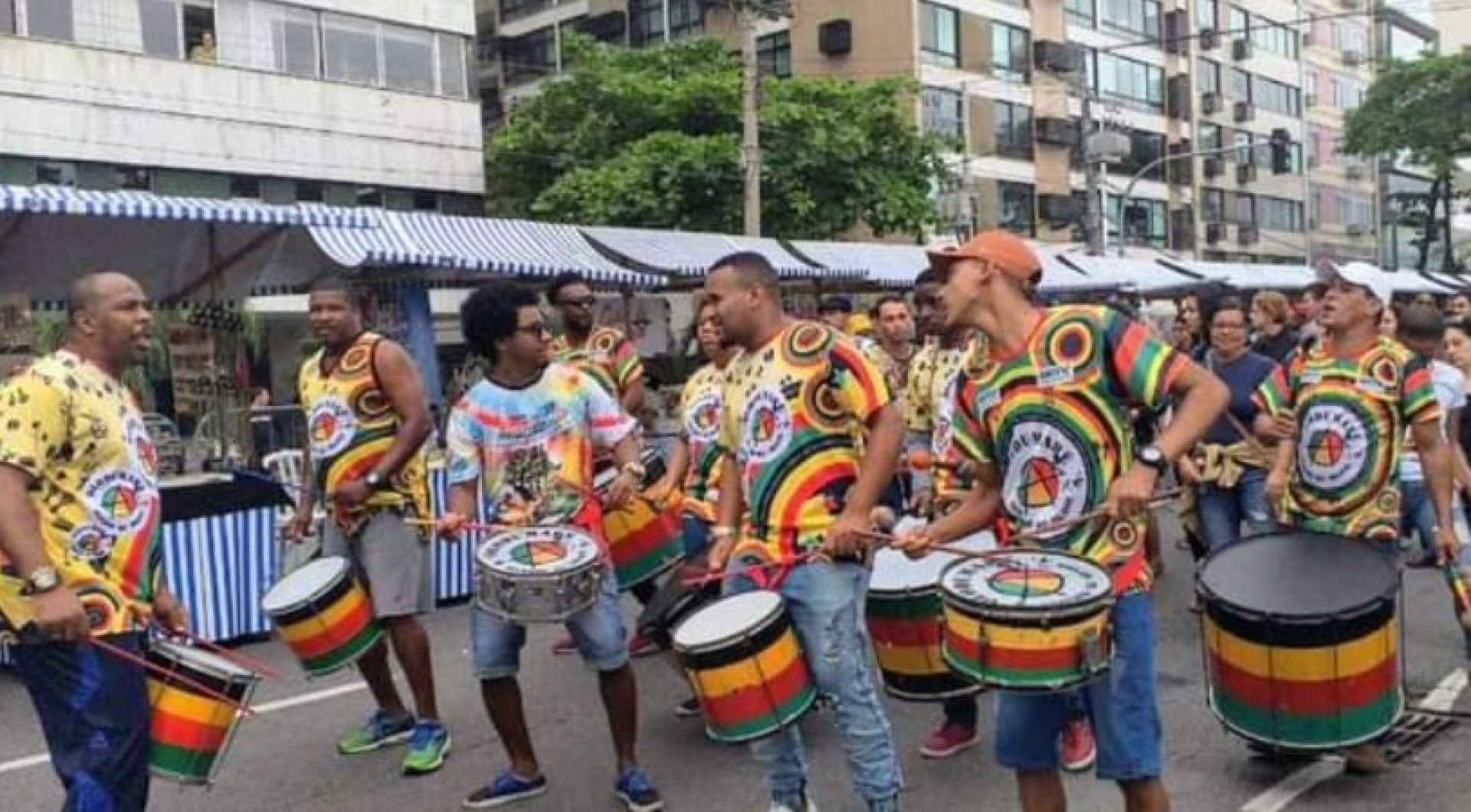 O bloco Olodumaré oferece oficinas de percussão em Niterói, na região metropolitana do Rio de Janeiro