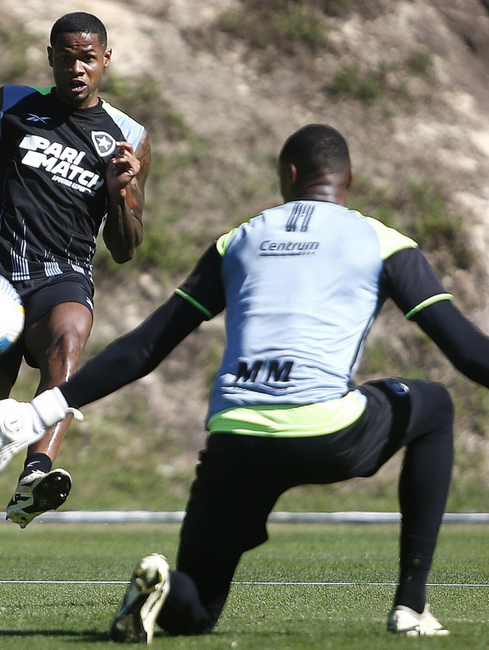 Junior santos. Treino do Botafogo, Esoaco Lonier. 14 de Junho de 2023, Rio de Janeiro, RJ, Brasil. Foto: Vitor Silva/Botafogo.
Imagem protegida pela Lei do Direito Autoral Nº 9.610, DE 19 DE FEVEREIRO DE 1998. Sendo proibido qualquer uso comercial, remunerado e manipulacao/alteracao da obra.