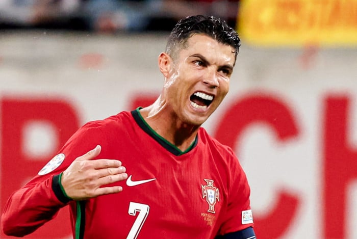 Cristiano Ronaldo se tornou o primeiro jogador bilion&aacute;rio do mundo