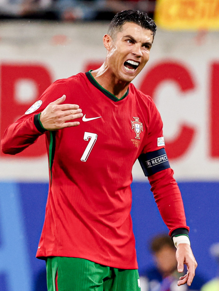 Cristiano Ronaldo se tornou o primeiro jogador bilion&aacute;rio do mundo