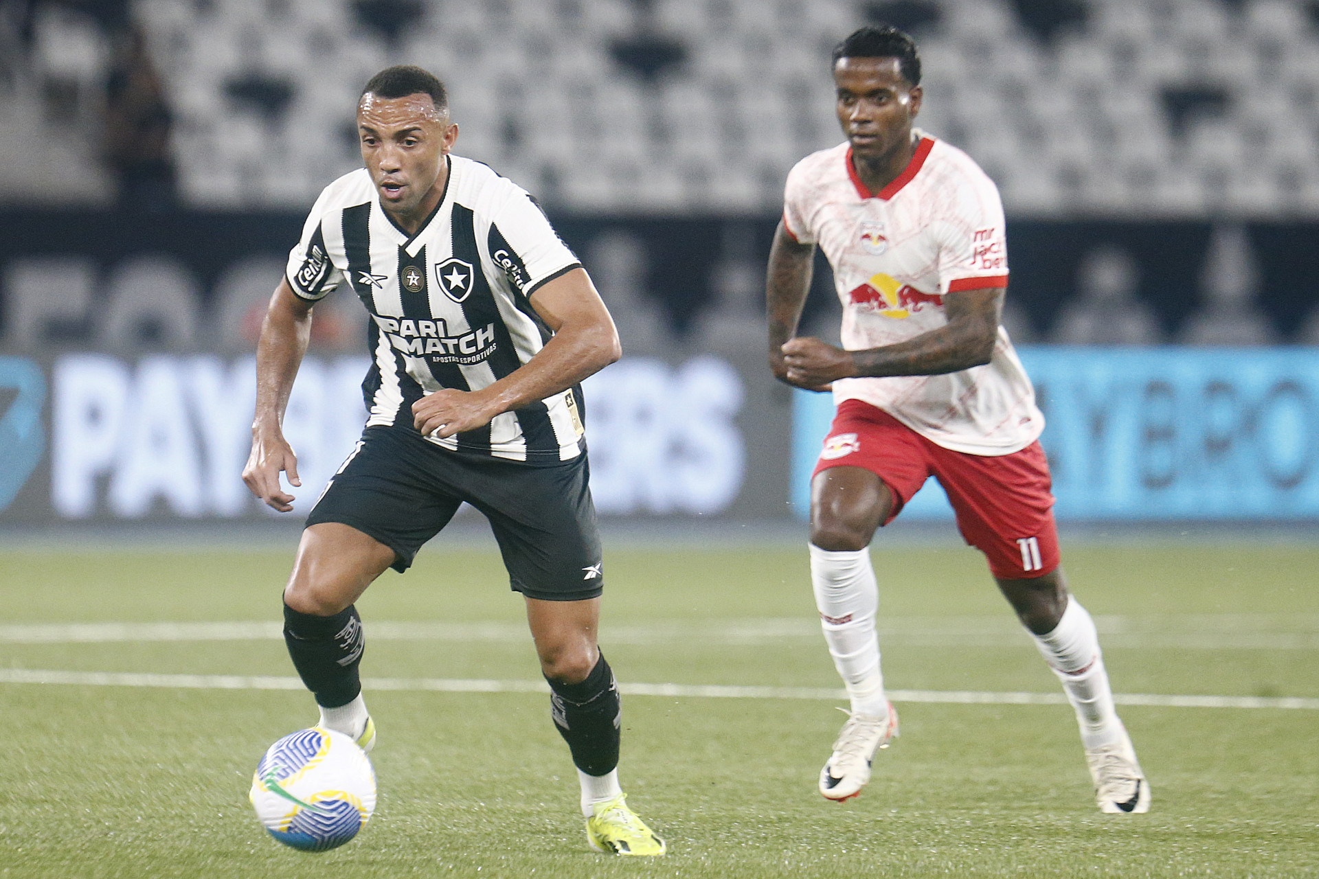 Botafogo derrota o Red Bull Bragantino, de virada, com 2 gols de Eduardo e chega aos 23 pontos