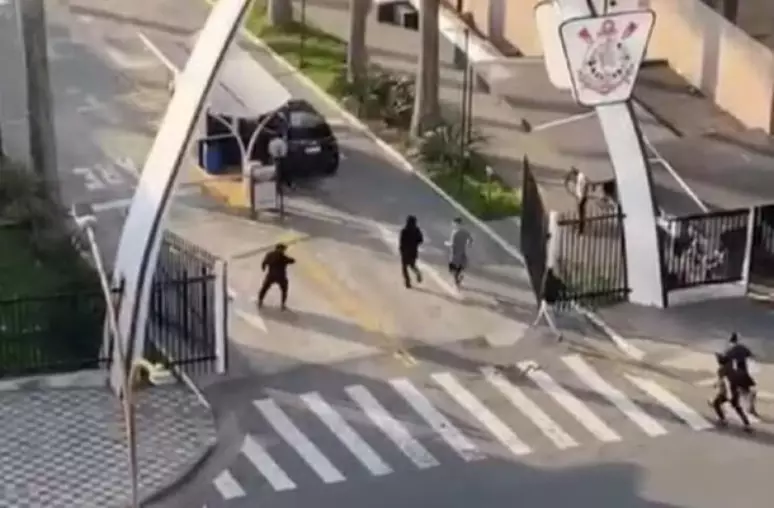 Torcedores do Corinthians invadem CT, Parque S&atilde;o Jorge e sala de Augusto Melo
