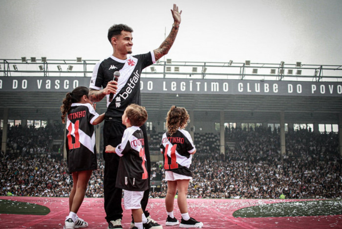 Com a família, Philippe Coutinho se emociona no retorno a São Januário: 'Festa maravilhosa'