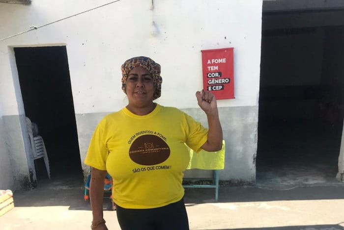 Celi Gomes é responsável pela cozinha comunitária de Santa Luzia, em São Gonçalo