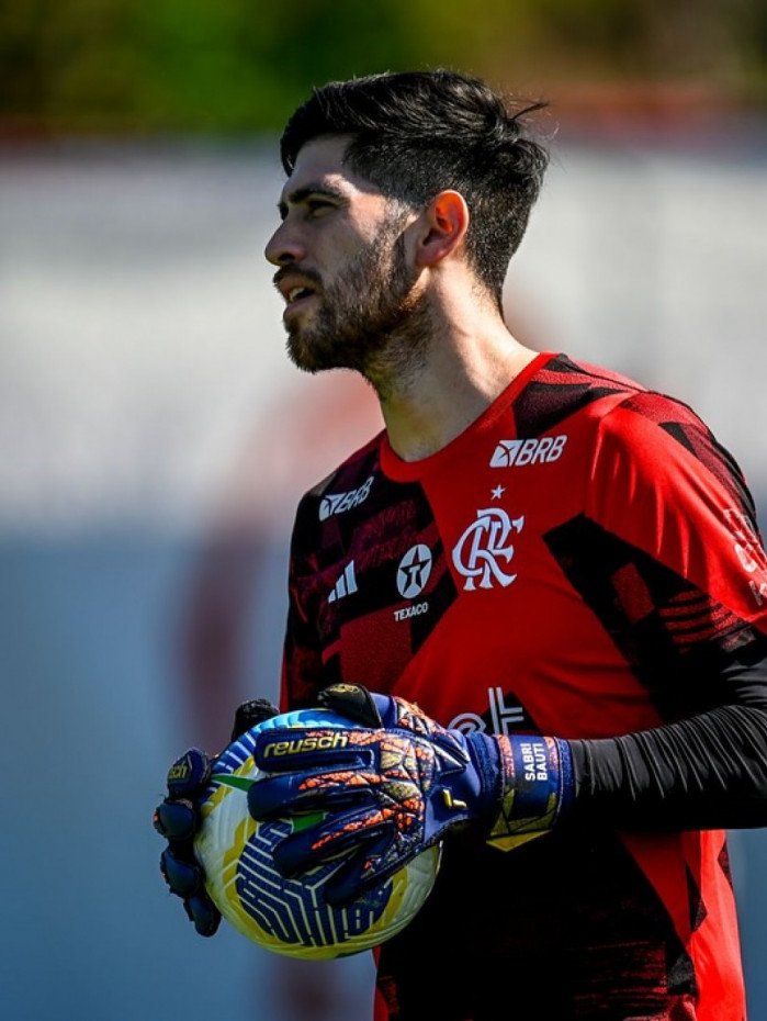 Rossi é o único titular absoluto na retaguarda do Fla; outras posição têm disputa aberta pela vaga