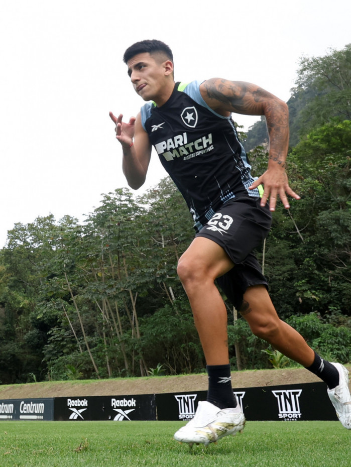 Almada. Treino do Botafogo, Esoaco Lonier. 09 de Agosto de 2023, Rio de Janeiro, RJ, Brasil. Foto: Vitor Silva/Botafogo. 
Imagem protegida pela Lei do Direito Autoral Nº 9.610, DE 19 DE FEVEREIRO DE 1998. Sendo proibido qualquer uso comercial, remunerado e manipulacao/alteracao da obra.
