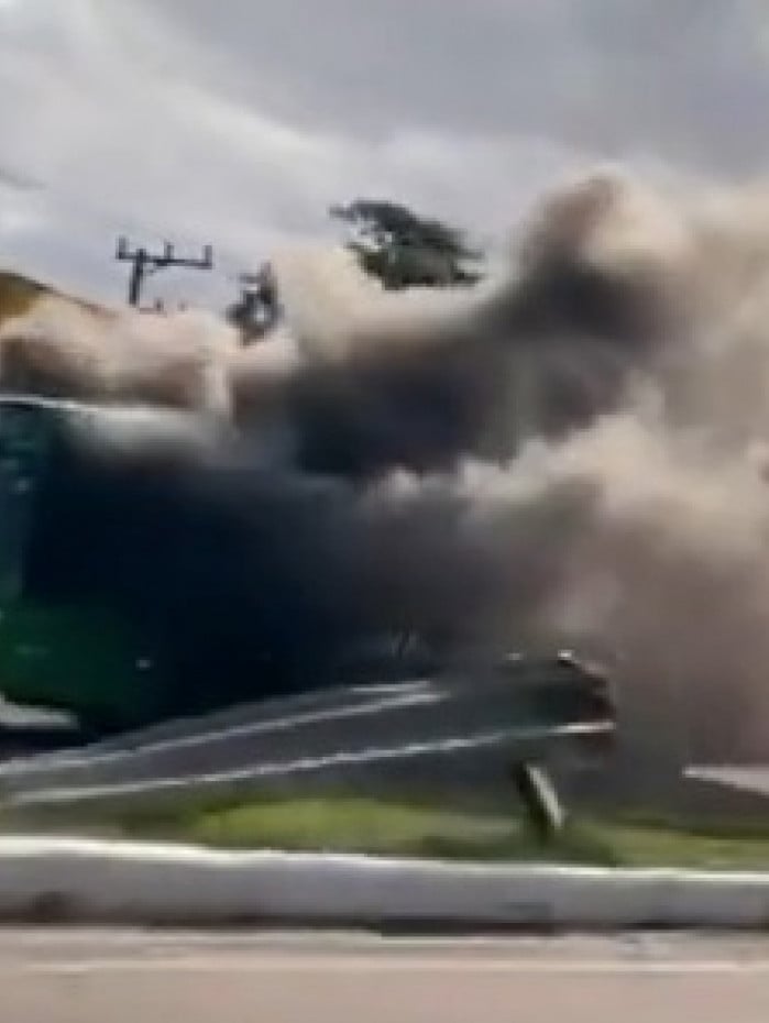 Criminosos incendeiam ônibus e carro durante operação da PM em Duque de Caxias
