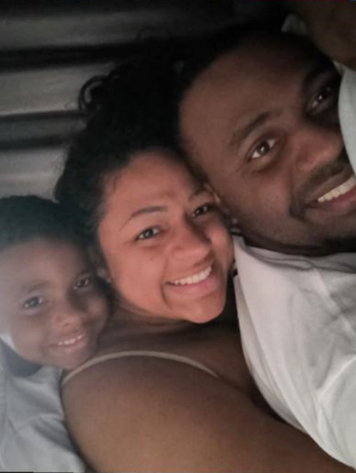 Walace de Oliveira, a mulher Ludmilla de Souza e o filho do casal