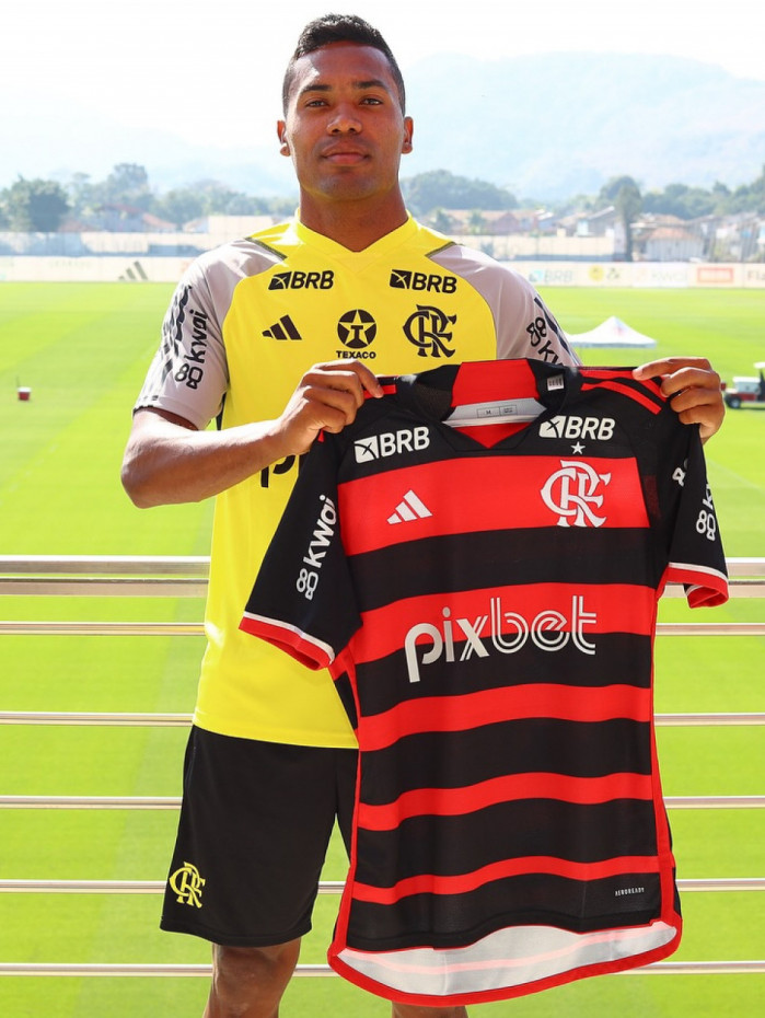 Alex Sandro já está regularizado e pode fazer sua estreia pelo Fla
