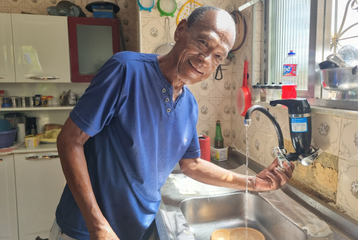 Morador da Rua Madalena, na Vila Tiradentes, em S&atilde;o Jo&atilde;o de Meriti, o aposentado Paulo C&eacute;sar agora est&aacute; aliviado por poder abrir as torneiras de sua casa, sem receio