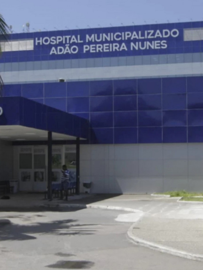 Criança está internada no Hospital Adão Pereira Nunes, em Caxias