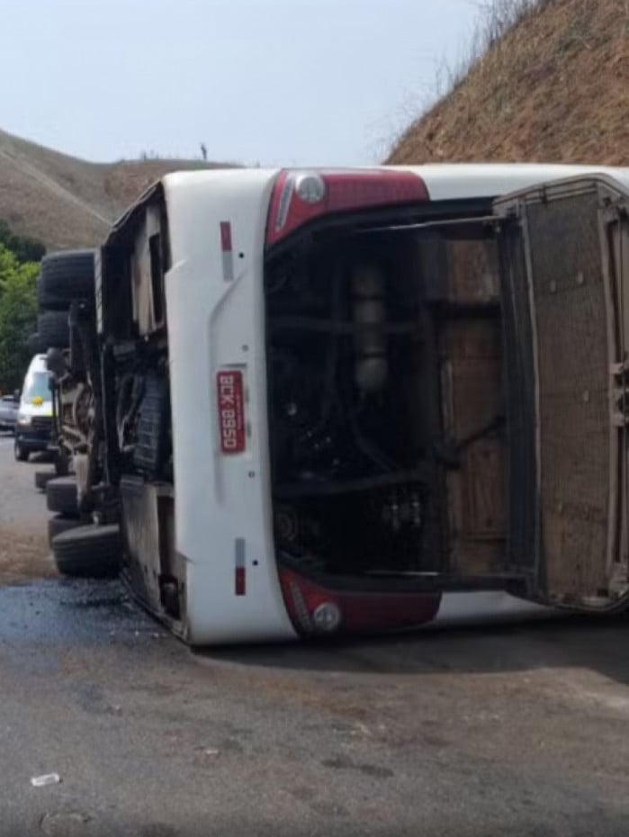 Ônibus tombou na altura do km 224, na descida da Serra das Araras