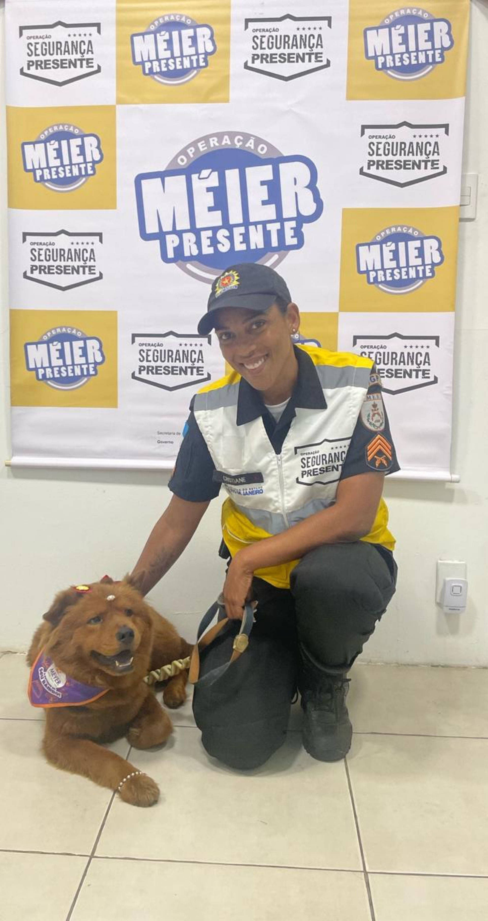 Cadela Nina será adotada pela sargento Cristiane dos Santos