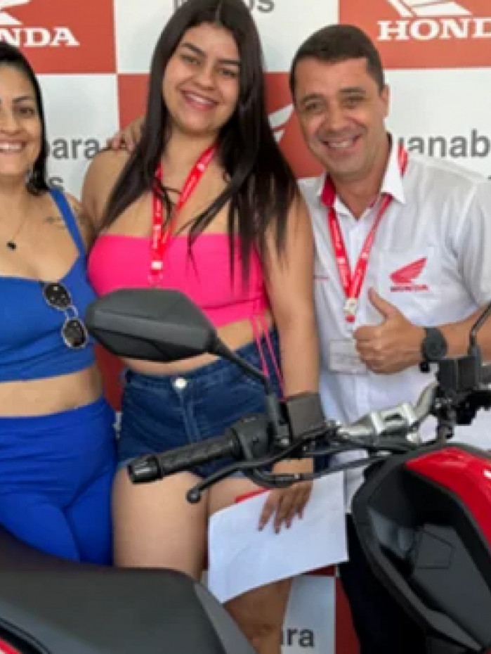 Cintia e sua irmã Priscila com a moto, antes de saírem da concessionária e serem roubadas por bandidos