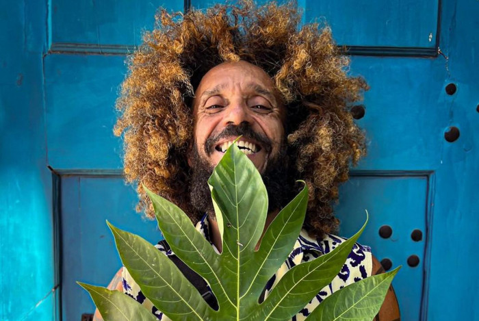 Rona Neves, nascido no Morro dos Pretos Forros, que faz parte do Complexo do Lins, na Zona Norte do Rio de Janeiro, é um artista autodidata